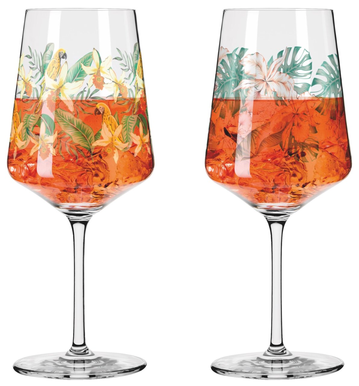 Zwei Weingläser mit tropischem Design, gefüllt mit einem orangefarbenen Getränk, von vorne betrachtet.