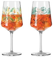 Zwei Weingläser mit tropischem Design, gefüllt mit einem orangefarbenen Getränk, von vorne betrachtet.