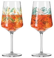 Twee wijnglazen met een tropisch motief, gevuld met een oranje drankje, gezien van voren.
