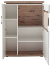 Geöffneter weißer Hochschrank mit Holzoptik-Deckplatte und -Rückwand, Glasboden und mehreren Fächern, Frontansicht von vorne