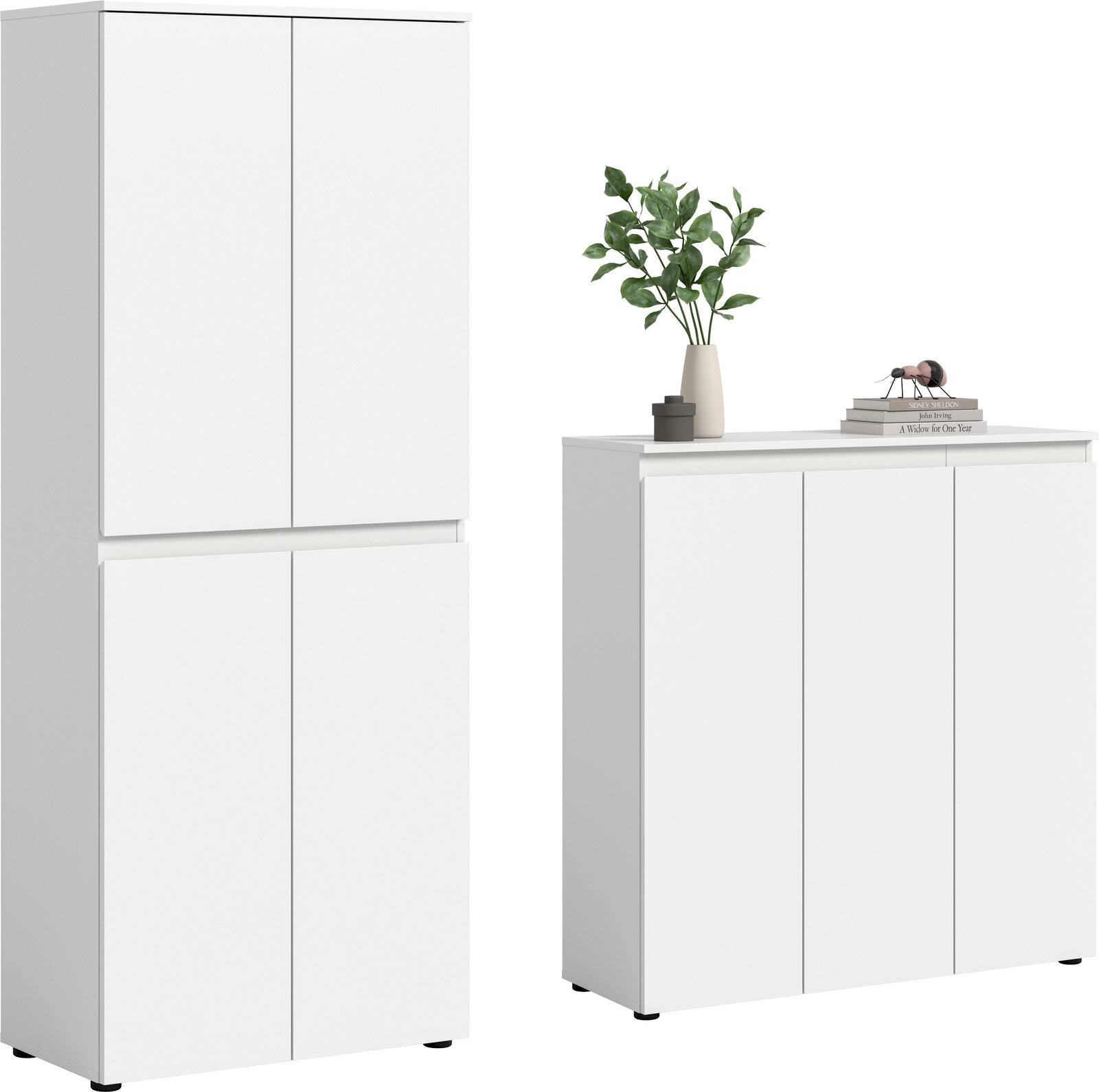 Zwei weiße, grifflose Schränke im minimalistischen Design: links ein hoher Mehrzweckschrank mit vier Türen, rechts ein breites Sideboard mit drei Türen und Deko auf der Ablage; Ansicht schräg von vorn.