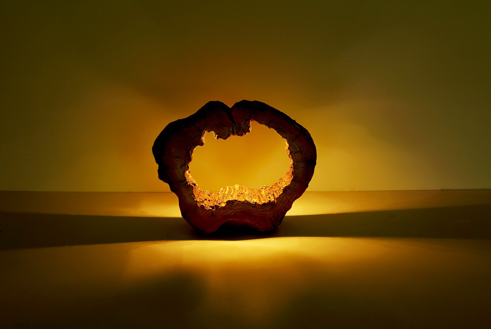 Globo Lighting Solarleuchte Natürliche Solarleuchte aus Holz in Herzform, frontal beleuchtet mit warmem Licht.
