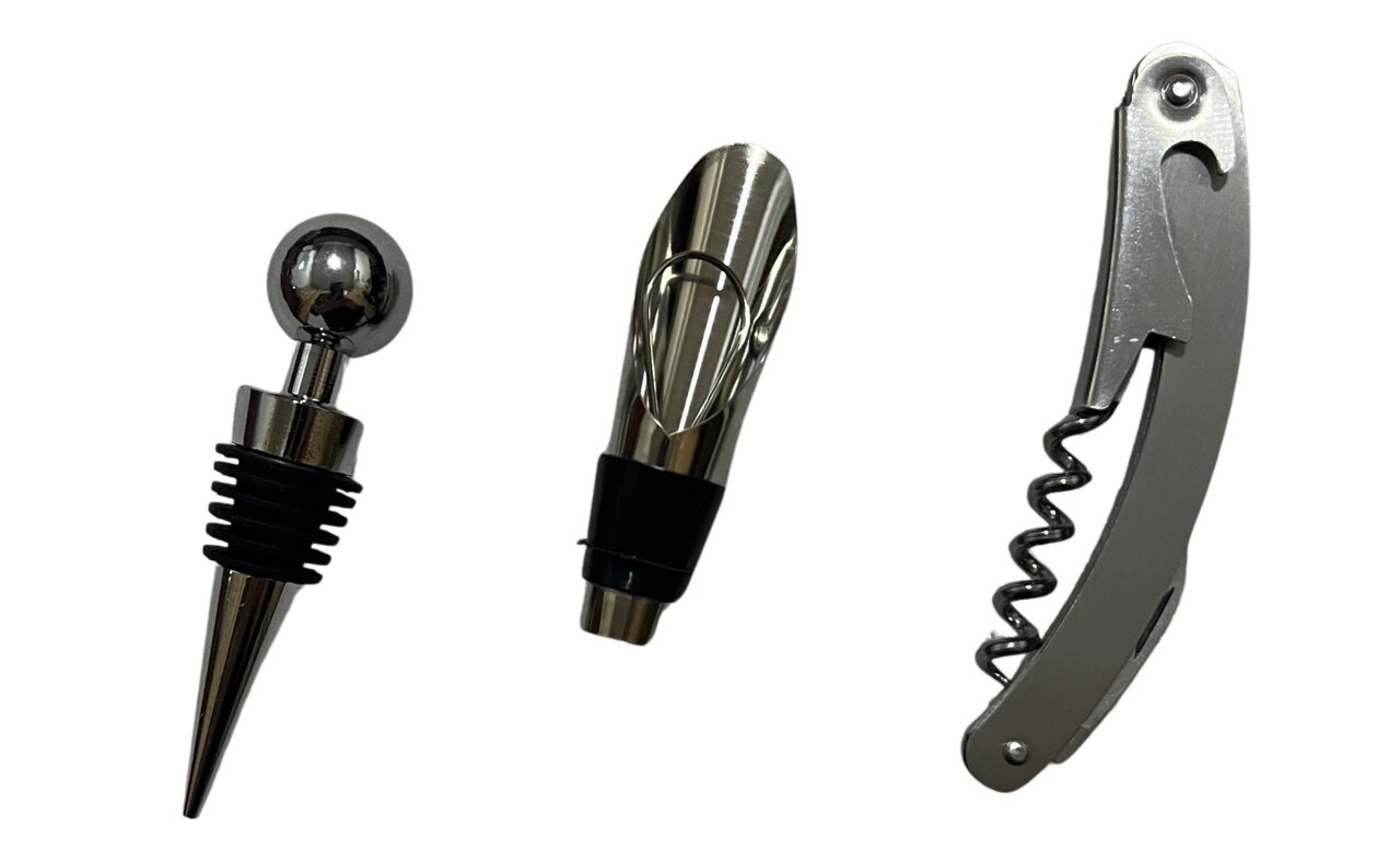 Weinset bestehend aus einem Flaschenverschluss, einem Weinausgießer und einem Korkenzieher, frontal abgebildet.