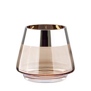 Teelichthalter aus Glas in sandfarbener Optik mit metallischem Rand, frontal fotografiert.