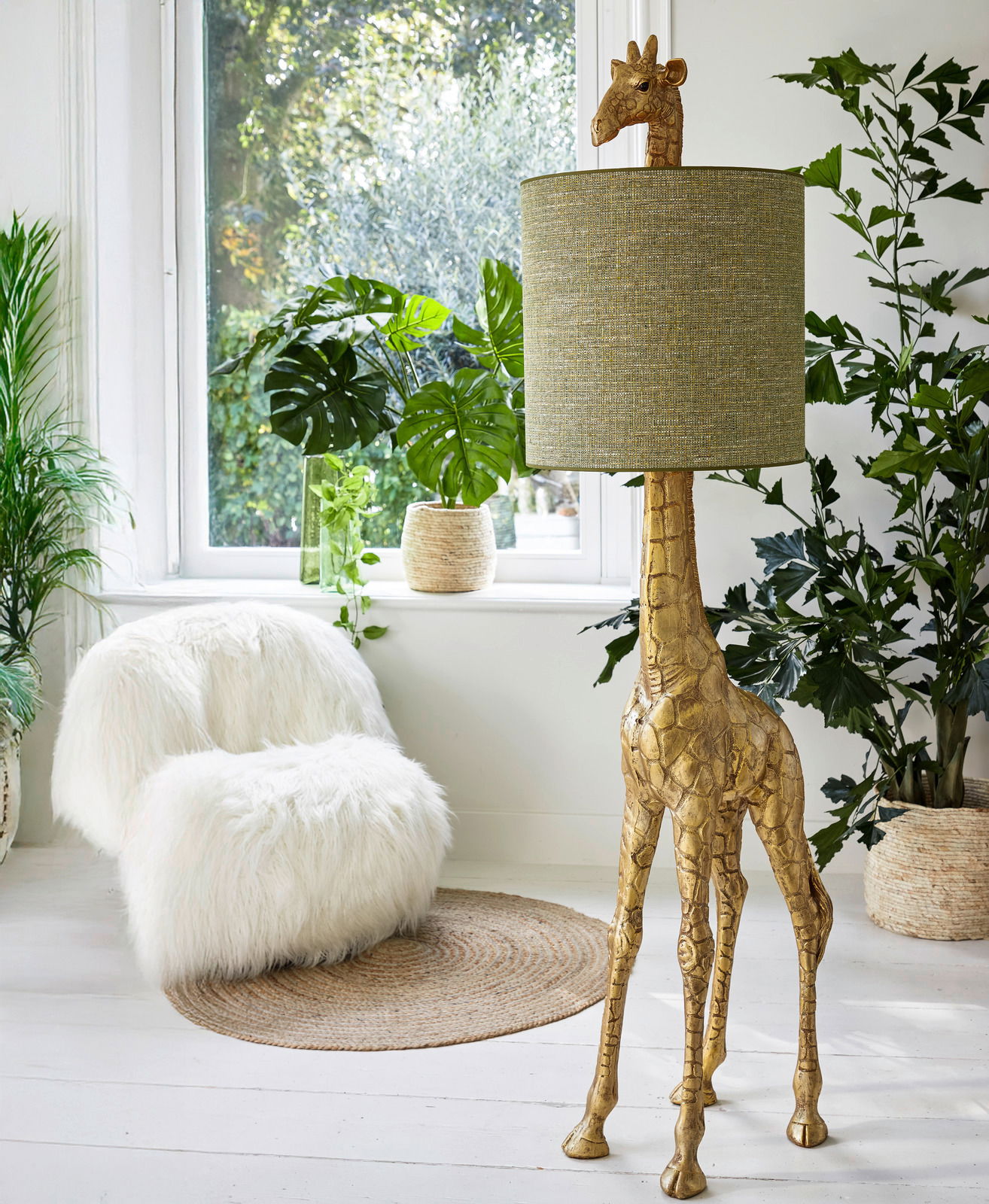 Stehleuchte in Form einer goldenen Giraffe mit grünem Lampenschirm, seitliche Perspektive