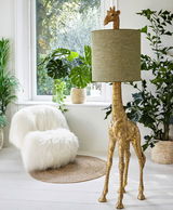 Stehleuchte in Form einer goldenen Giraffe mit grünem Lampenschirm, seitliche Perspektive