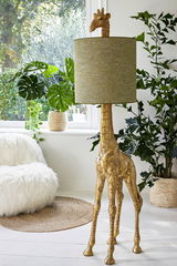 Stehleuchte in Form einer goldenen Giraffe mit grünem Lampenschirm, seitliche Perspektive