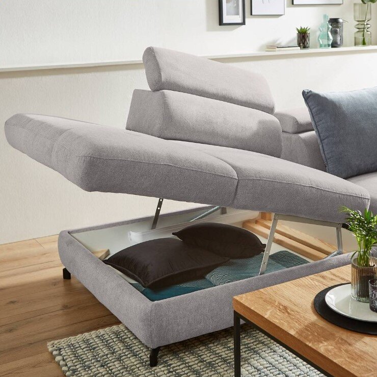 Eckgarnitur in hellgrauem Stoff mit verstellbarer Rückenlehne und Stauraum, seitliche Perspektive