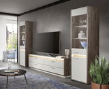 Wohnkombination mit modernem Design, bestehend aus zwei hohen Schränken und einem TV-Board in Holzoptik und Weiß, seitliche Perspektive