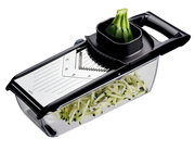 V-Hobel Julienne mit Auffangbehälter, seitliche Perspektive, Zucchini wird geschnitten
