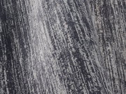 Nahaufnahme eines Designer Teppichs mit grauem und schwarzem Muster in diagonaler Perspektive