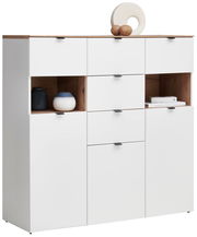 Weißes Highboard mit Holzdetails, mehreren Schubladen und offenen Fächern, dekoriert mit Vasen und Büchern, seitliche Perspektive