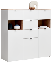 Weißes Highboard mit Holzdetails, mehreren Schubladen und offenen Fächern, dekoriert mit Vasen und Büchern, seitliche Perspektive