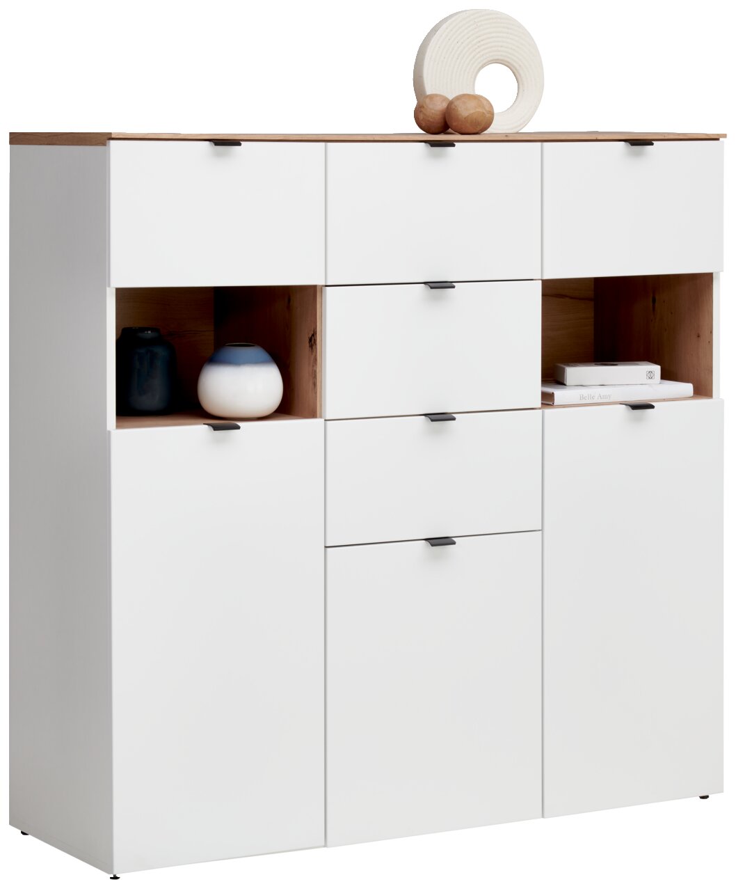 Wit hoogkastje met houten details, meerdere lades en open vakken, versierd met vazen en boeken, zijaanzicht