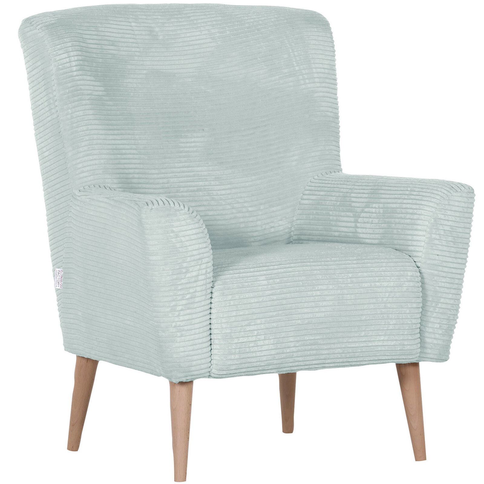 Hellblauer, gerippter Polstersessel mit hoher Rückenlehne, breiten Armlehnen und hellen Holzbeinen, freigestellt auf weißem Hintergrund, in frontaler leicht seitlicher Perspektive.