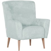 Hellblauer, gerippter Polstersessel mit hoher Rückenlehne, breiten Armlehnen und hellen Holzbeinen, freigestellt auf weißem Hintergrund, in frontaler leicht seitlicher Perspektive.