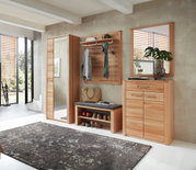 Garderobenbank aus Holz mit Sitzpolster, Schuhablage und Hakenleiste, seitliche Perspektive
