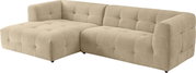 Beiges, gepolstertes Ecksofa mit gesteppter Oberfläche und breiter Ottomane, Ansicht schräg von vorne.