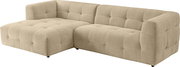 Beiges, gepolstertes Ecksofa mit gesteppter Oberfläche und breiter Ottomane, Ansicht schräg von vorne.