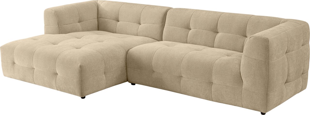 MID.YOU Ecksofa TENSO Beiges, gepolstertes Ecksofa mit gesteppter Oberfläche und breiter Ottomane, Ansicht schräg von vorne.