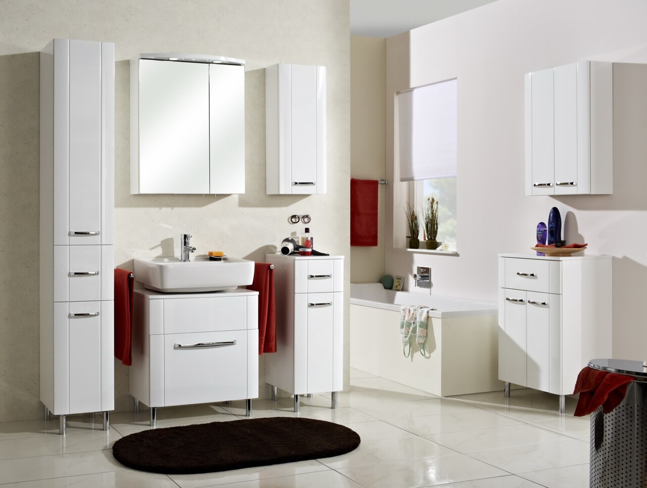 Moderner weißer Hängeschrank in einem stilvollen Badezimmer, frontal betrachtet.