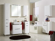 Moderner weißer Hängeschrank in einem stilvollen Badezimmer, frontal betrachtet.