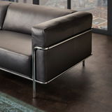 Modernes 3er-Sofa mit schwarzem Lederbezug und verchromtem Metallrahmen, seitliche Perspektive.