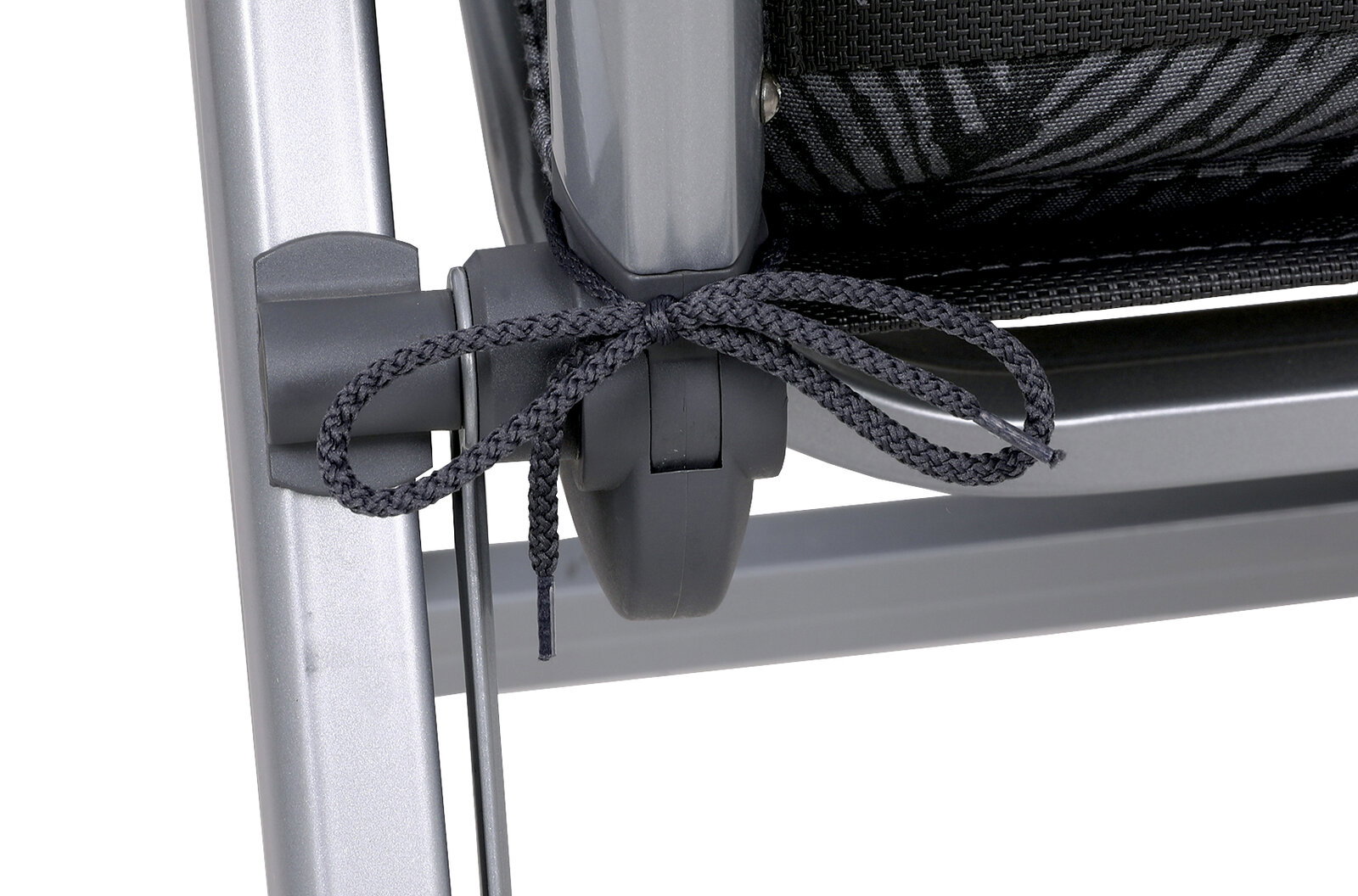 Nahaufnahme eines Sessels mit grauem Gestell und schwarzer Befestigungsschnur, seitliche Perspektive