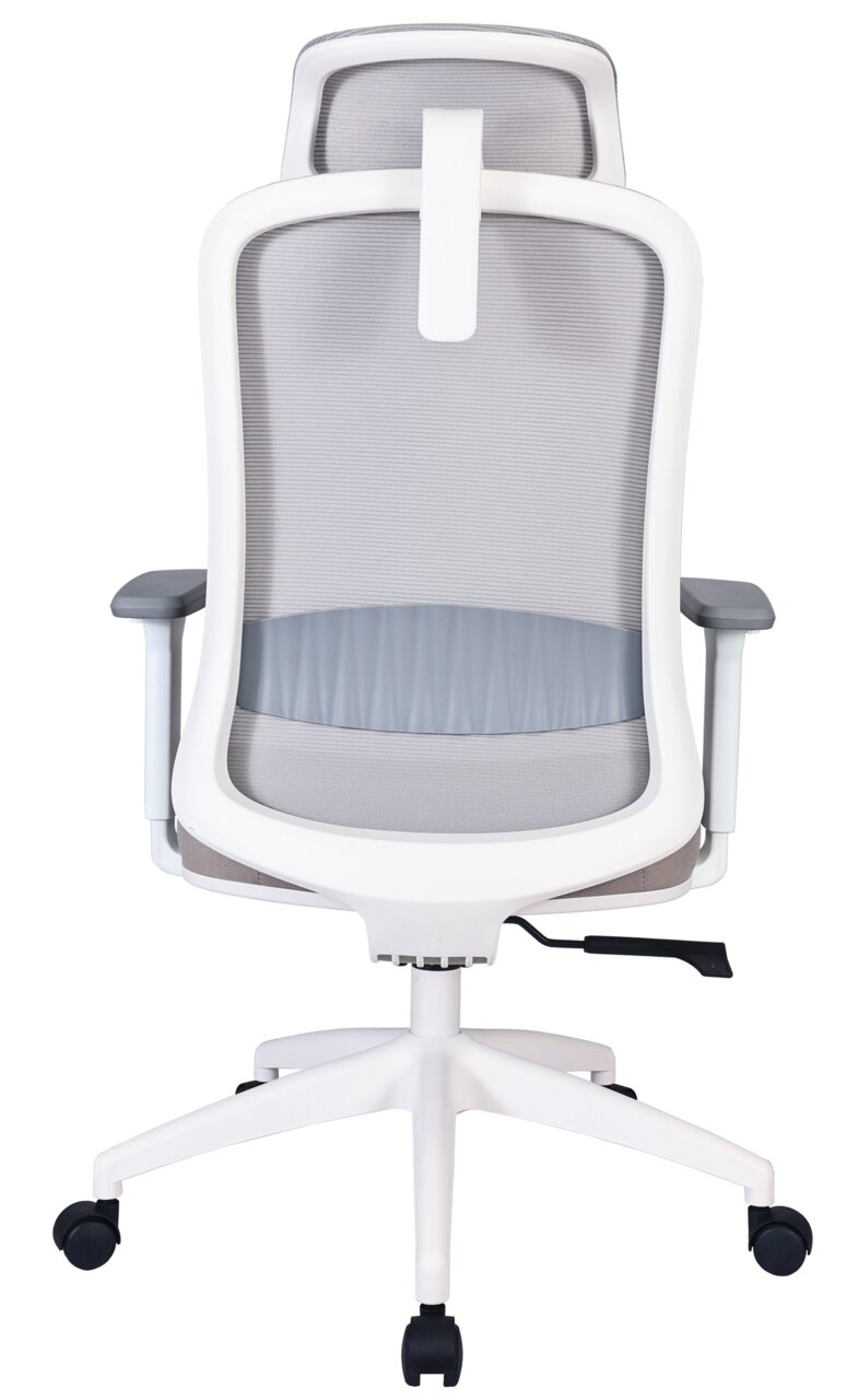 Rückansicht eines modernen Drehstuhls mit weißem Rahmen und grauem Netzrücken, verstellbaren Armlehnen und Rollen.