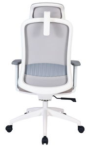 Rückansicht eines modernen Drehstuhls mit weißem Rahmen und grauem Netzrücken, verstellbaren Armlehnen und Rollen.