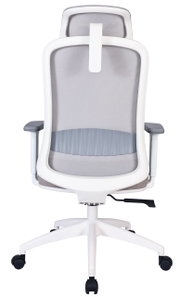 Achterkant van een moderne draaistoel met een wit frame en een grijze rugleuning van gaas, verstelbare armleuningen en wieltjes.