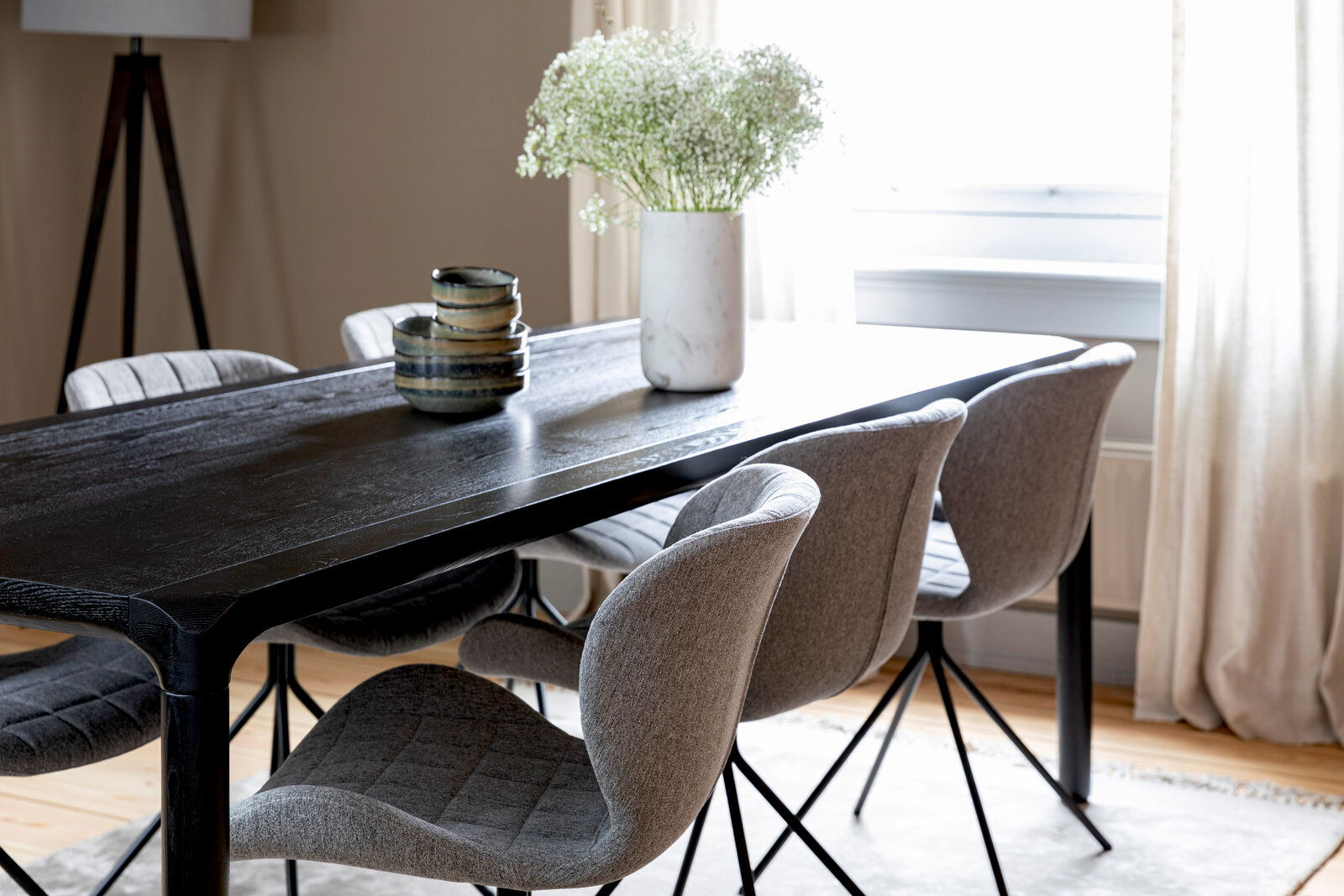 Z2 Stuhl OMG Esszimmer mit modernem schwarzen Tisch und vier grauen Stühlen, seitliche Perspektive