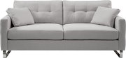Hellgraues 2-Sitzer-Sofa mit Stoffbezug, zwei Sitzkissen, gesteppter Rückenlehne, zwei losen Kissen, Armlehnen und Metallfüßen, Frontansicht.