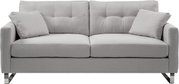 Hellgraues 2-Sitzer-Sofa mit Stoffbezug, zwei Sitzkissen, gesteppter Rückenlehne, zwei losen Kissen, Armlehnen und Metallfüßen, Frontansicht.