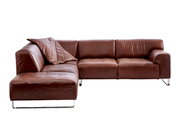 Braune Ledercouch in L-Form mit Kissen, Perspektive von vorne links