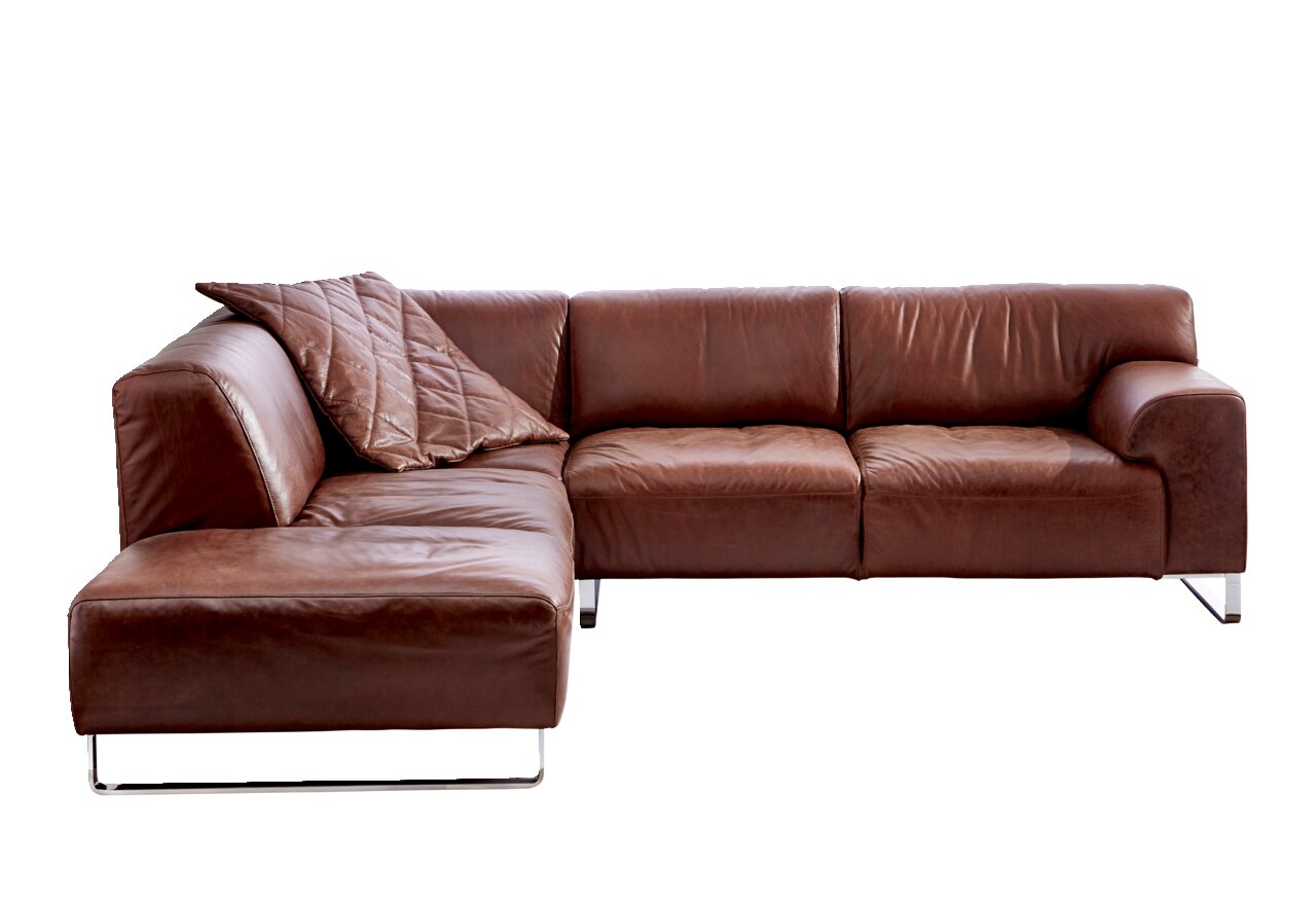Braune Ledercouch in L-Form mit Kissen, Perspektive von vorne links