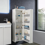 Moderner weißer Kofferschrank rechts, geöffnet, mit mehreren Regalen und Pflegeprodukten, seitliche Perspektive