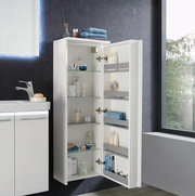 Moderner weißer Kofferschrank rechts, geöffnet, mit mehreren Regalen und Pflegeprodukten, seitliche Perspektive