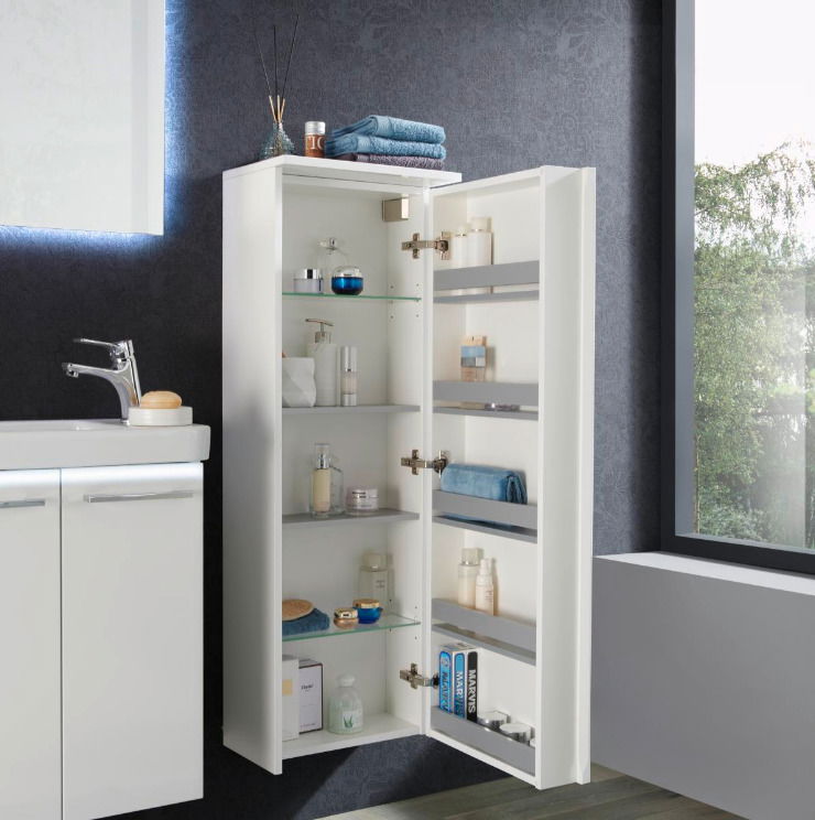 Moderner weißer Kofferschrank rechts, geöffnet, mit mehreren Regalen und Pflegeprodukten, seitliche Perspektive
