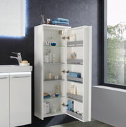Moderner weißer Kofferschrank rechts, geöffnet, mit mehreren Regalen und Pflegeprodukten, seitliche Perspektive