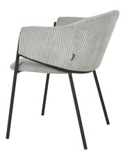 Rückansicht eines modernen Armlehnstuhls mit grauem, geripptem Stoffbezug und schwarzen Metallbeinen.