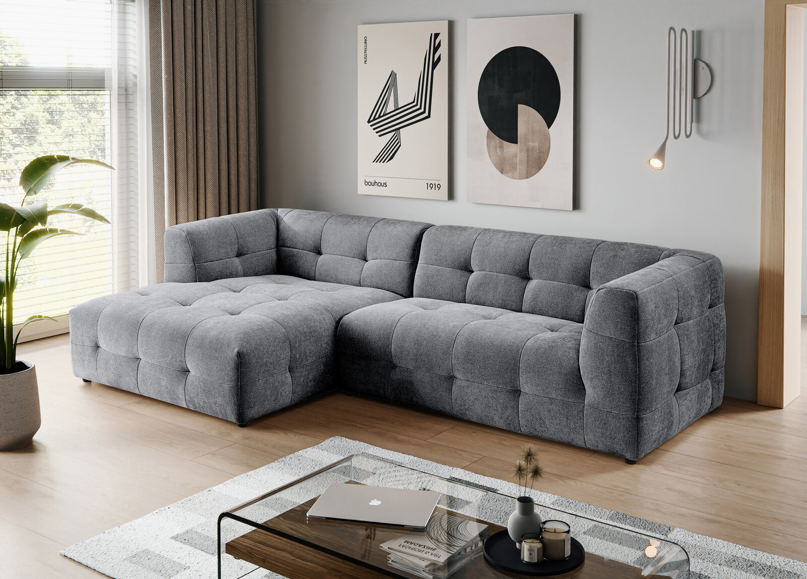 MID.YOU Ecksofa TENSO Modernes graues, gepolstertes L-förmiges Ecksofa mit Steppung in einem hellen Wohnzimmer, Perspektive: schräg von vorne links