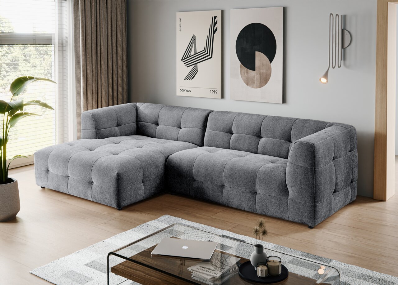 MID.YOU Ecksofa TENSO Modernes graues, gepolstertes L-förmiges Ecksofa mit Steppung in einem hellen Wohnzimmer, Perspektive: schräg von vorne links