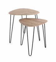 Zwei moderne Beistelltische der Serie BASTIANO mit dreieckigen Holzplatten und schwarzen Metallbeinen, seitliche Perspektive.