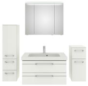 Badezimmermöbel-Set bestehend aus einem Spiegelschrank, einem Waschbeckenunterschrank mit Waschbecken und zwei zusätzlichen Schränken, frontal betrachtet.