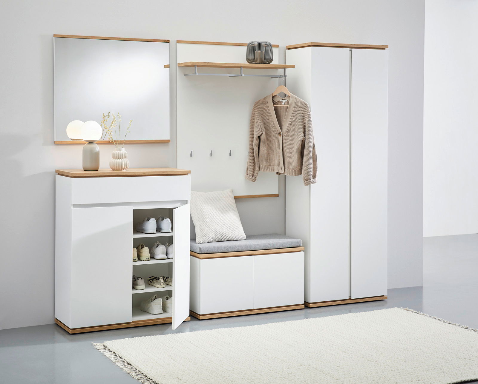 XORA Garderobenschrank YAMAEL Moderne Garderobenkombination in Weiß mit Holzdetails, bestehend aus Schuhschrank, Spiegel, Garderobenbank und Garderobenschrank, frontal abgebildet.