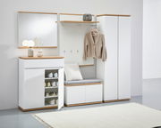 Moderne Garderobenkombination in Weiß mit Holzdetails, bestehend aus Schuhschrank, Spiegel, Garderobenbank und Garderobenschrank, frontal abgebildet.