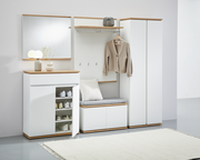 Moderne Garderobenkombination in Weiß mit Holzdetails, bestehend aus Schuhschrank, Spiegel, Garderobenbank und Garderobenschrank, frontal abgebildet.