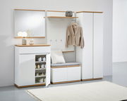 Moderne Garderobenkombination in Weiß mit Holzdetails, bestehend aus Schuhschrank, Spiegel, Garderobenbank und Garderobenschrank, frontal abgebildet.