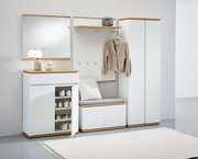Moderne Garderobenkombination in Weiß mit Holzdetails, bestehend aus Schuhschrank, Spiegel, Garderobenbank und Garderobenschrank, frontal abgebildet.